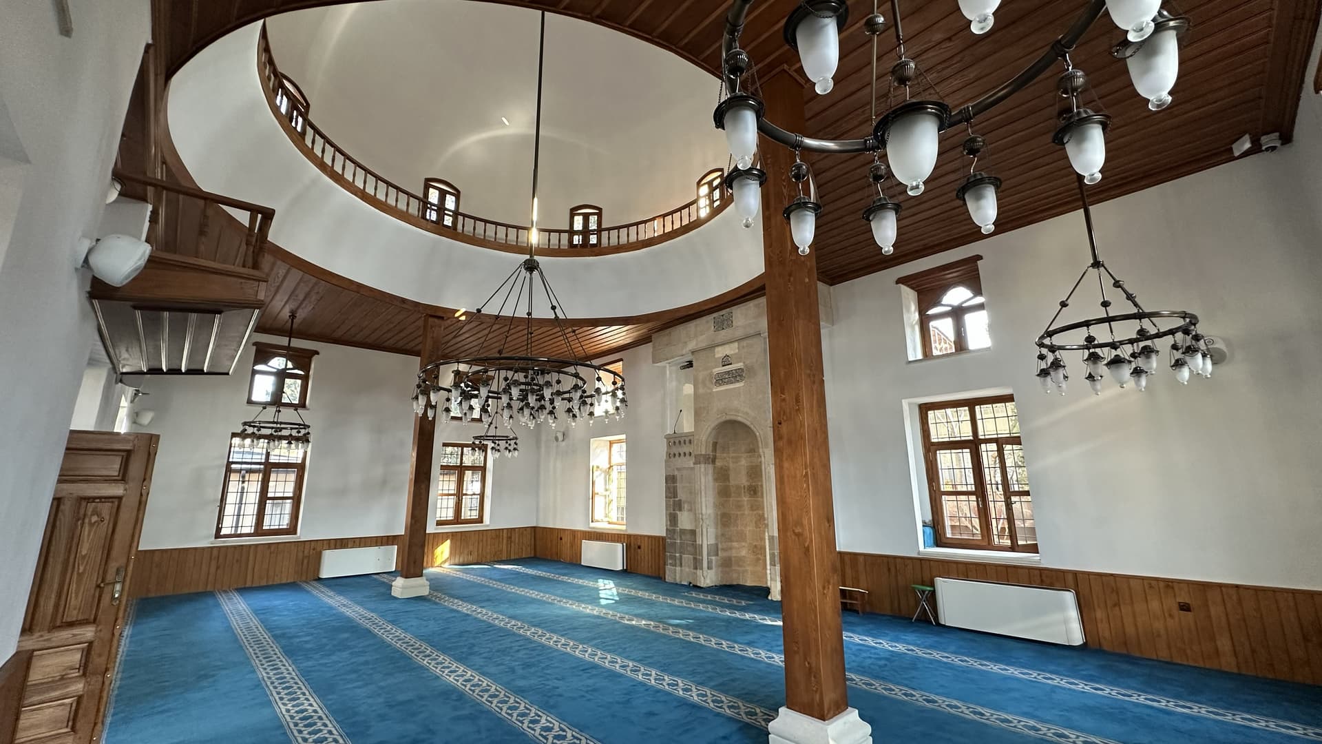 GÖRSEL16: İSA DİVANLI CAMİİ-İÇ MEKAN GÖRÜNÜMÜ