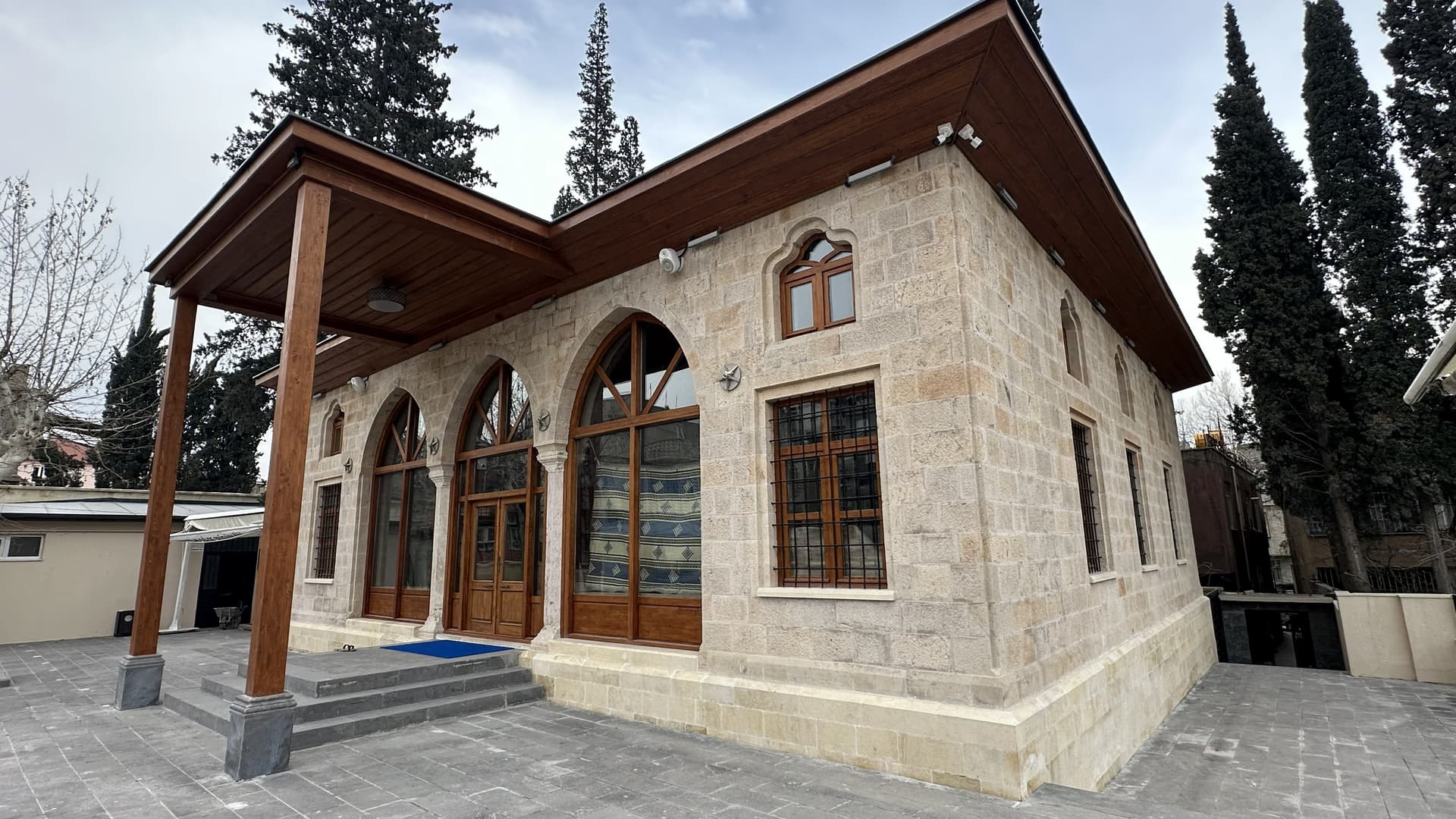 GÖRSEL 20: İSA DİVANLI CAMİİ- DIŞ MEKAN GÖRÜNÜMÜ